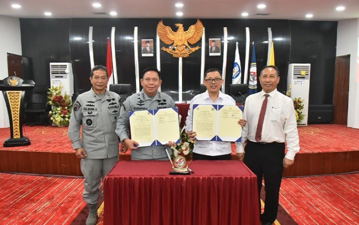 Kepala Bakamla RI Laksdya TNI Dr. Irvansyah, S.H., M.Tr.,Oplsa., saat Tanda Tangani Kerja Sama dengan Universitas Sam Ratulangi.