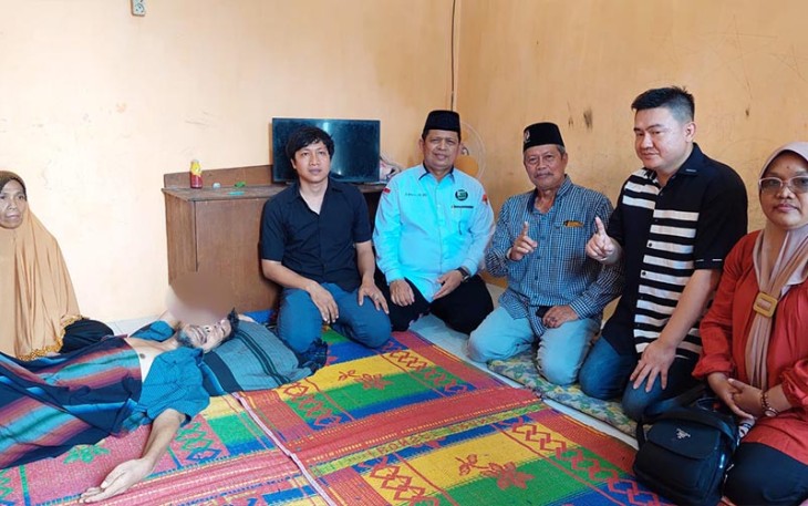 Pejuang duafa membantu Bapak Takdir Ilahi yang menderita tumor ganas di matanya, warga Jalan Gambas, Kelurahan Siumbut Baru, Kecamatan Kisaran Timur, Kabupaten Asahan, Rabu (24/1/2024).