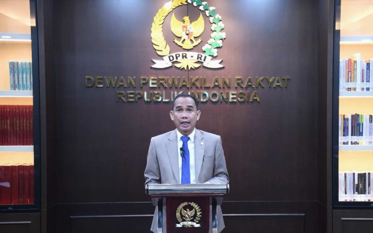 Anggota DPR RI, Rudianto Lallo yang bertindak sebagai Kuasa Hukum DPR, saat mengikuti Sidang Pleno MK perkara 135 UU Pemilu yang disampaikan secara virtual di Gedung DPR, Jakarta.