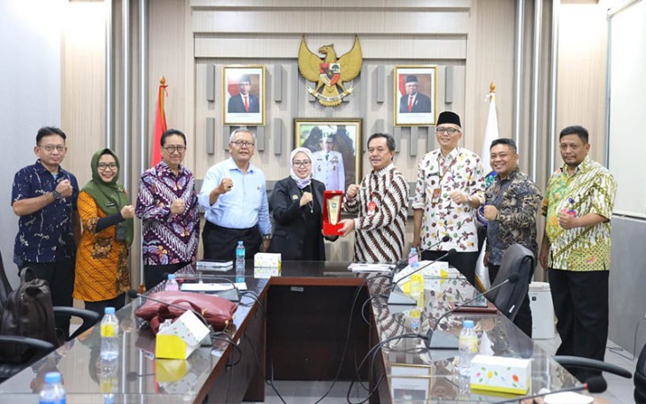 Kepala BSKDN Yusharto Huntoyungo seusai memimpin Rapat Kerja Sama dengan HPSMI di Ruang Video Conference BSKDN pada Kamis, 18 Januari 2024. 
