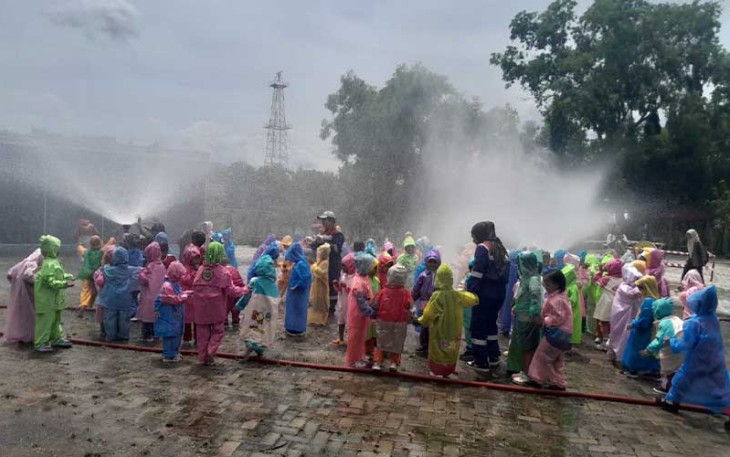 Seru! Anak-anak saat mengikuti kegiatan bersama dengan tim pemadam kebakaran Pertamina EP Field Cepu.