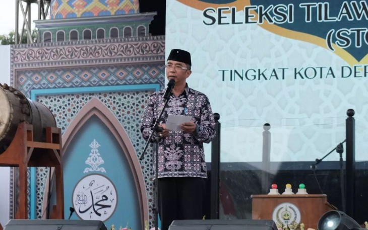 Ketua LPTQ Kota Depok, Gandara Budiana saat membacakan lampiran kegiatan STQ ke-II tingkat Kota Tahun 2024 di Taman Albar, Selasa (03/12/24).