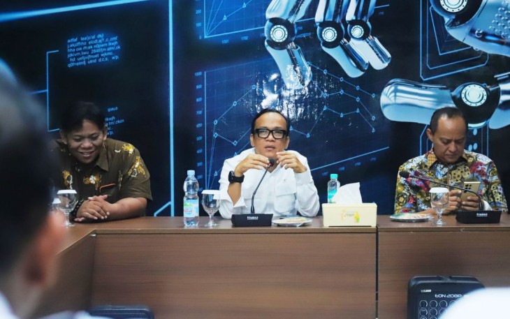 Wamenaker Immanuel Ebenezer Gerungan saat bertemu pekerja di Solo, Kamis (5/12)