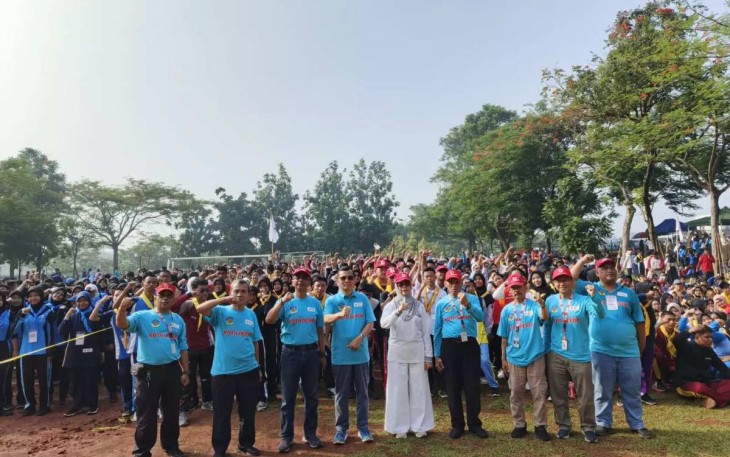 Asisten Pemerintahan dan Kesejahteraan Rakyat pada Sekretariat Daerah (Setda) Kota Depok Gandara Budiana (ketiga dari kiri) foto bersama jajaran PMI Kota Depok dan peserta lomba kepalangmerahan PMR, di Lapangan Budi Cendekia Islamic School, Grand Depok City, Minggu (17/11/24)