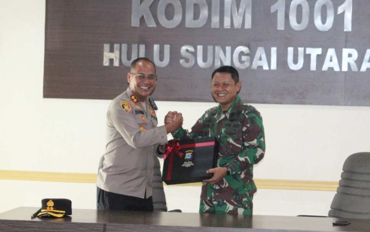 Dandim 1001/HSU-BLG Letkol Inf Dhuwi Hendradjaja saat menerima cenderamata, Selasa (2/1)