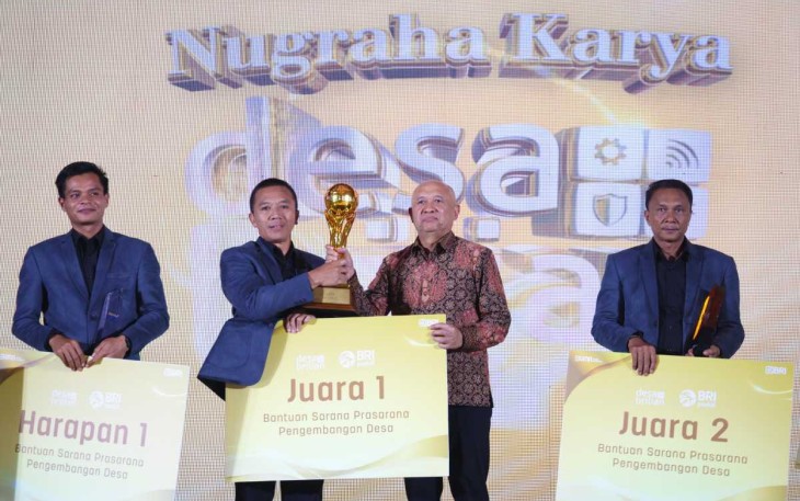 Menkop Teten Masduki saat memberikan pemenang Nugraha Karya Desa BRILiaN 2023 di Menara BRILiaN Jakarta, Rabu (10/1)