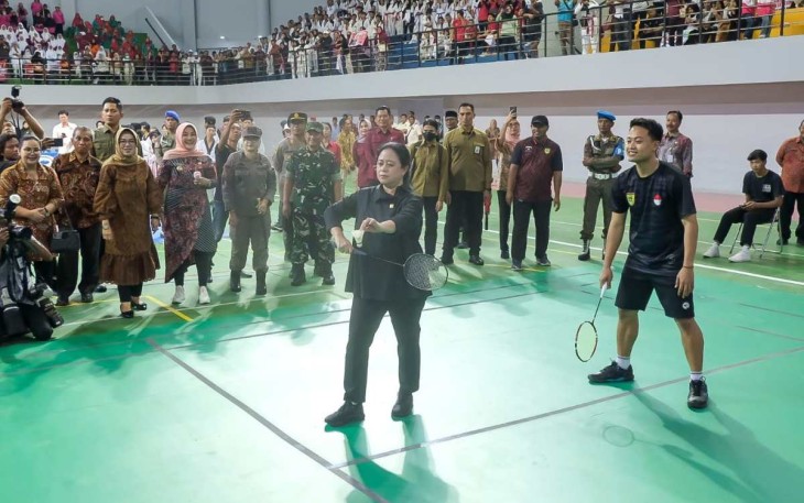 Puan Maharani Ketua DPR RI saat bermain bulutangkis bersama atlet, Kamis (11/1)