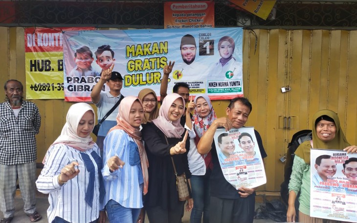 Caleg DPRD Kabupaten Blitar dari Partai Gerindra Niken Norma Saat Bagi-bagi Makan Gratis