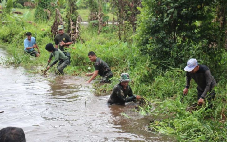 Personel Kodim 1001/HSU-BLG berenang bersihkan sampah