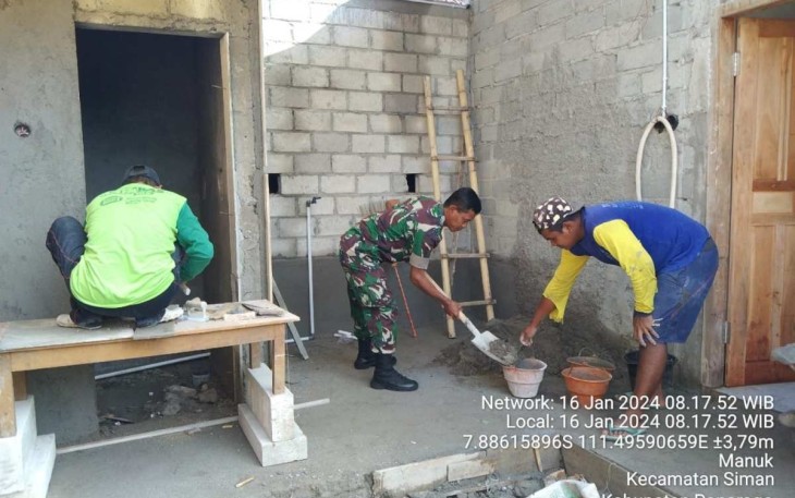 Bantu bangun rumah warga desa binaan 