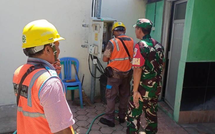 Babinsa Koramil 02/Madiun Dampingi Petugas PLN Lakukan Pengecekan Panel Transformator 