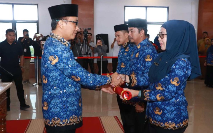 Pj Gubernur Sulbar Prof Zudan Arif Fakrulloh saat memberikan penghargaan ASN