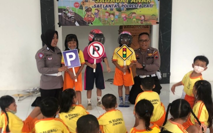 Edukasi Satbinmas untuk anak usia dini di TK Rajawali Pati