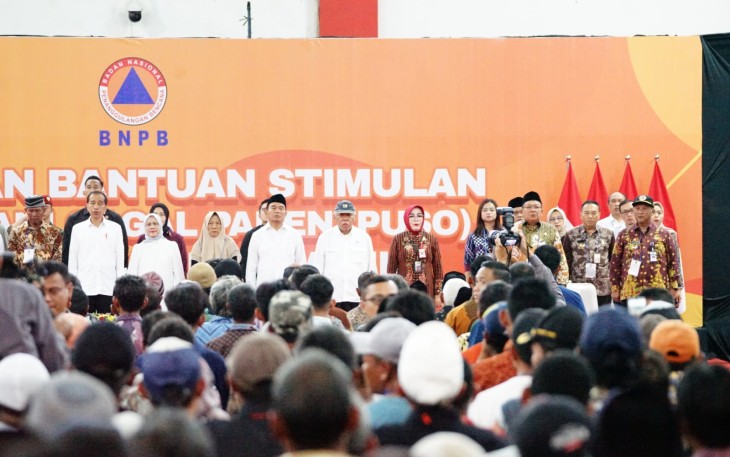 Presiden menyerahnan bantuan stimulan untuk petani gagal panen 