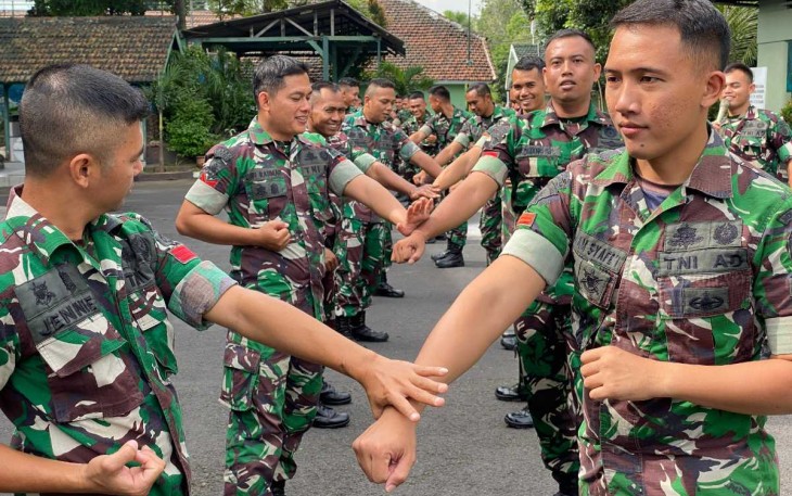 Latihan seni bela diri militer prajurit Menarmed 2 Kostrad, Rabu (24/1)