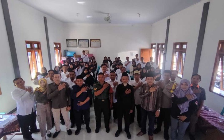 Babinsa Padas Sertu Sucipto Foto Bersama Pelantikan dan Pembekalan KPPS Desa Tungkulrejo, Kamis (25/1)