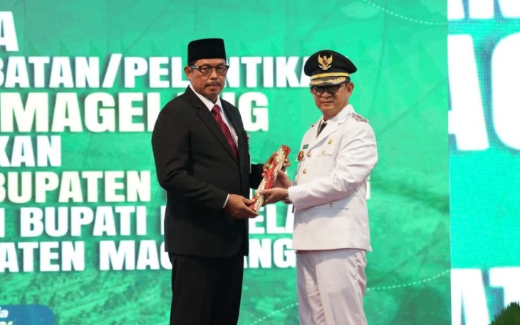 Pj Gubernur Jawa Tengah Nana Sudjana saat melantik Pj Bupati Magelang 