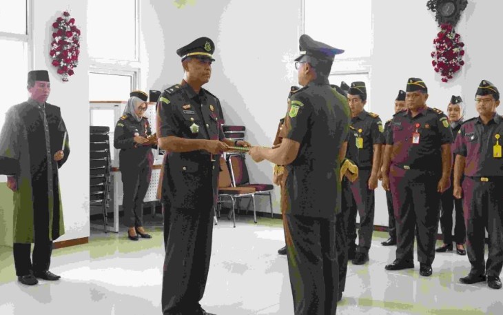 Kajari Batu Didik Adyotomo SH MH saat melantik Ardhitia Harjanto SH sebagai Kepala Sub Bagian Pembinaan, Senin (29/1)
