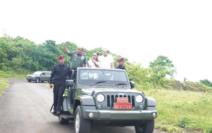 Pangdam Kasuari Mayjen TNI Ilyas Alamsyah mendampingi Waka BIN Letjen TNI I Nyoman Cantiasa menggunakan Jeep tinjau Makodam, Selasa (30/1)