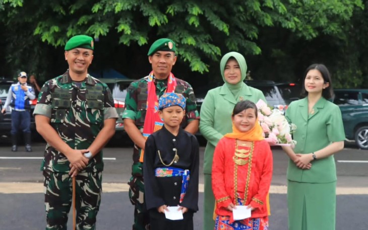 Foto bersama Danrem 051/Wkt Brigjen TNI Riyanto dengan Dandim 0507/Bekasi Kolonel Arm Rico Ricardo Sirait, di Makodim, Selasa (30/1)