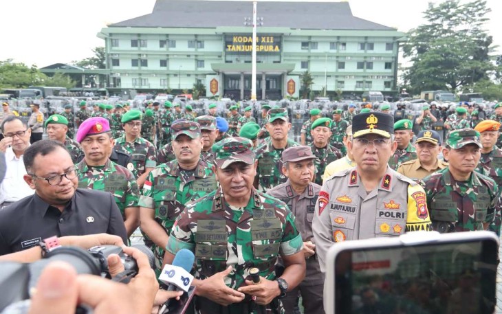 Pangdam XII/Tpr Mayjen TNI Iwan Setiawan memberikan keterangan pers, Kamis (1/2)