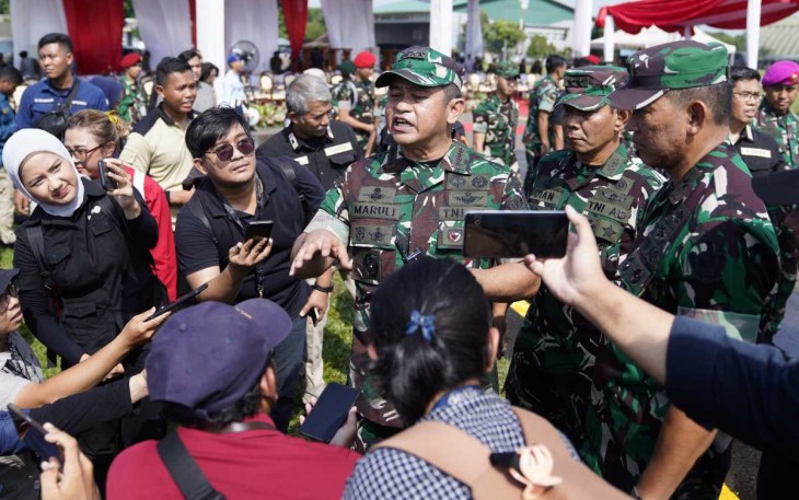 Kasad Jenderal TNI Maruli Simanjuntak memberikan keterangan pers di Lanud Halim Perdanakusumah, Jakarta, Kamis (1/2)