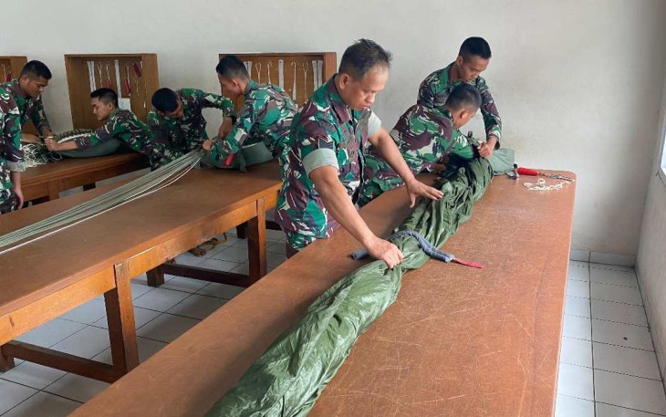 Siswa Para Umum A-199 Latihan Melipat Parasut Cadangan, Senin (5/2)