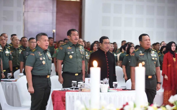 Kaskostrad Mayjen TNI Farid Makruf bersama Kasad Jenderal TNI Maruli Simanjuntak dalam acara perayaan Natal 2023 di Jakarta, Senin (5/2)
