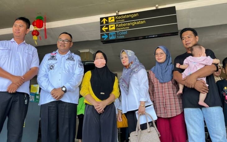 Meily Christine Baju Kuning Menggunakan Masker saat Dijemput Keluarganya Dibandara /Foto : MC