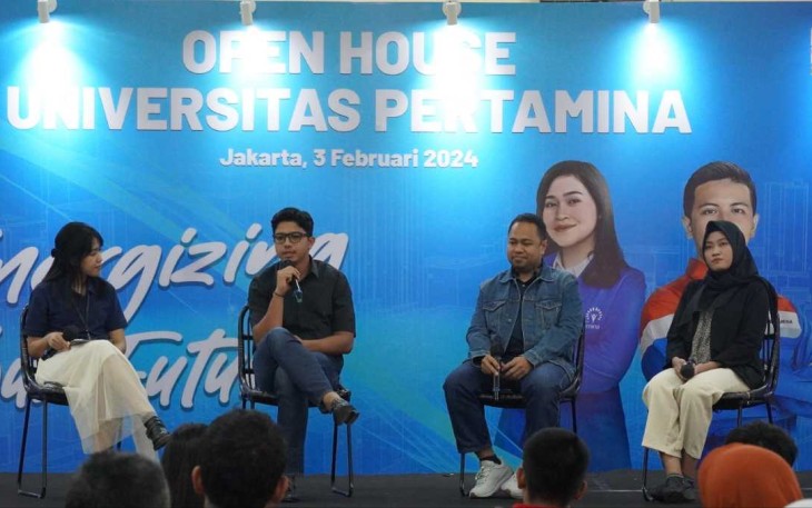 Dokumentasi: Sesi Talkshow mengenai persiapan mengukir masa depan di dunia kerja bersama Fadli Rahman, Harry Kuswanto dan Jihan Rhodiya
