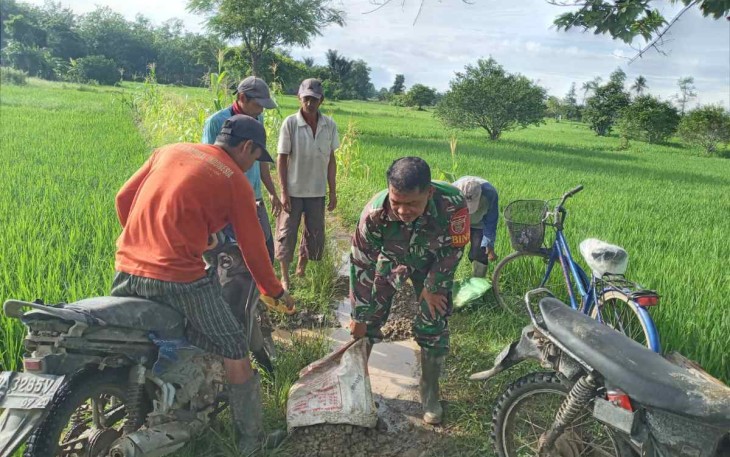 Bantu pelihara jalan desa bersama warga binaan, Rabu (7/2)
