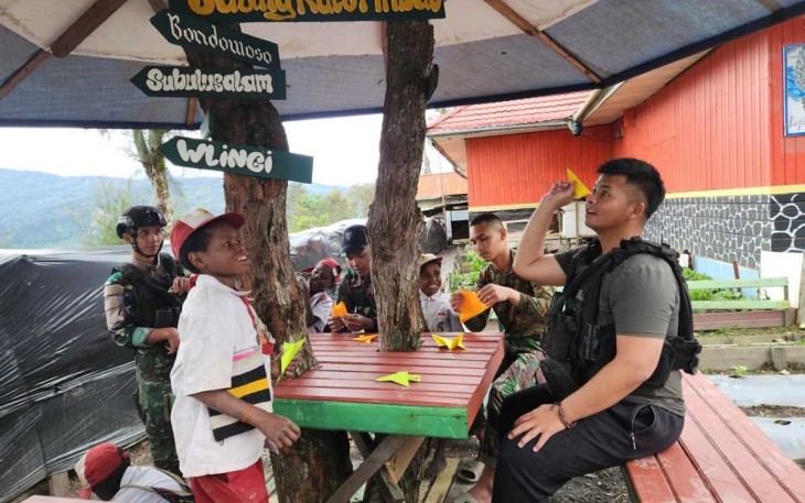 Filosofi hidup origami Satgas Tri Dharma untuk Anak-anak di Kabupaten Intan Jaya, Rabu (7/2)