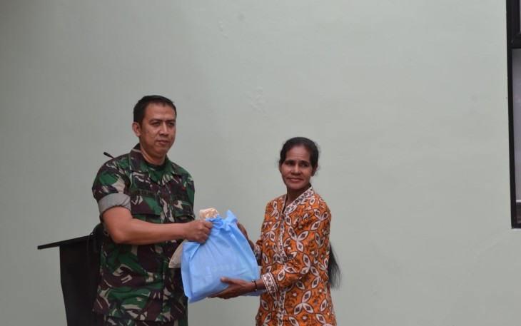 Kasdim Mimika dalam Kegiatan Baksos Pengobatan Gratis dan Pembagian Sembako