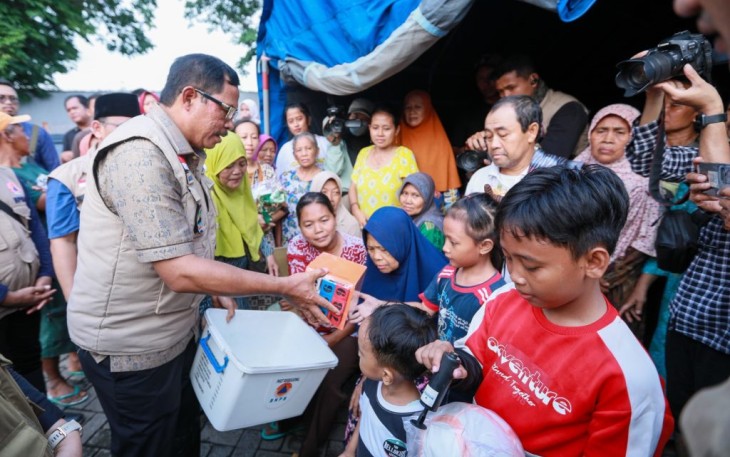 Pj Gubernur Jateng Nana Sudjana saat memberikan bantuan di lokasi pengungsian warga korban banjir di Kabupaten Demak, Sabtu (10/2)