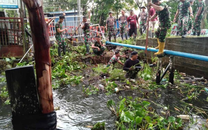 Terjun langsung prajurit Kodim Amuntai bersihkan saluran air