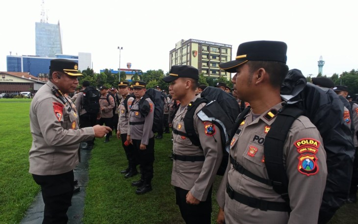 Karoops Polda Jatim Kombes Pol Puji Santosa saat pengecekan pasukan pengamanan pemilu 2024, di mapolda Jatim, Sabtu (10/2)