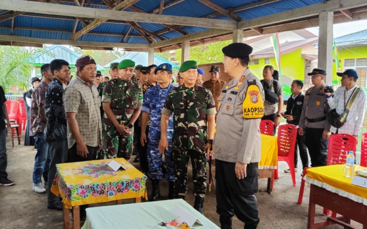 Danrem 031/WB Brigjen TNI Dany Racka saat meninjau logistik pemilu di pulau Burung, Senin (12/2)
