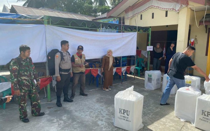 Prajurit Kodim 1001/HSU-BLG bantu pendistribusian logistik pemilu, Selasa (13/2)