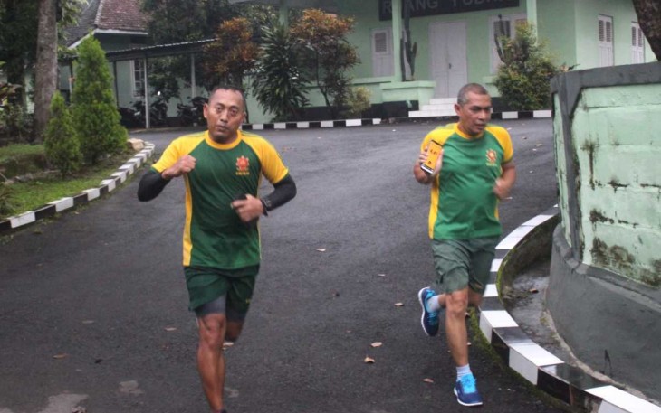 Kasmenarmed 2 Kostrad Letkol Arm Siswo Budiarto olahraga lari gunakan aplikasi NRC, Selasa (13/2)