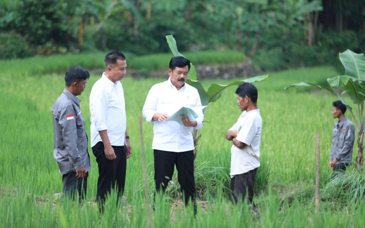 Menteri ATR/BPN Hadi Tjahjanto saat menyerahkan sertifikat PTSL di Desa Gunung Bunder Kabupaten Bogor