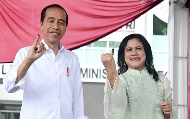 Presiden Jokowi dan Ibu Iriana saat Gunakan Hak Pilih Pemilu 2024 di Tempat Pemungutan Suara (TPS) 10, Kecamatan Gambir, Jakarta Pusat, pada Rabu, 14 Februari 2024.