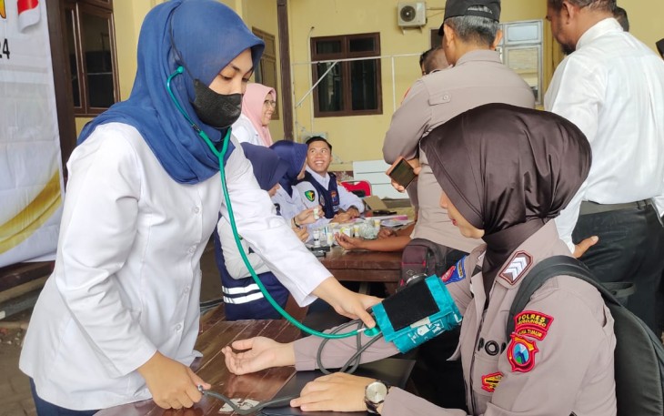 Petugas KPPS dan Pam Pemilu menerima Pelayanan Kesehatan Biddokkes Polda Jatim, Rabu (14/2)