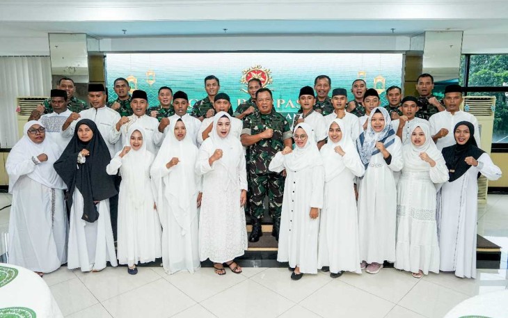 Kaskostrad Mayjen TNI Farid Makruf bersama peserta umroh, Jakarta, Jum'at (16/2)