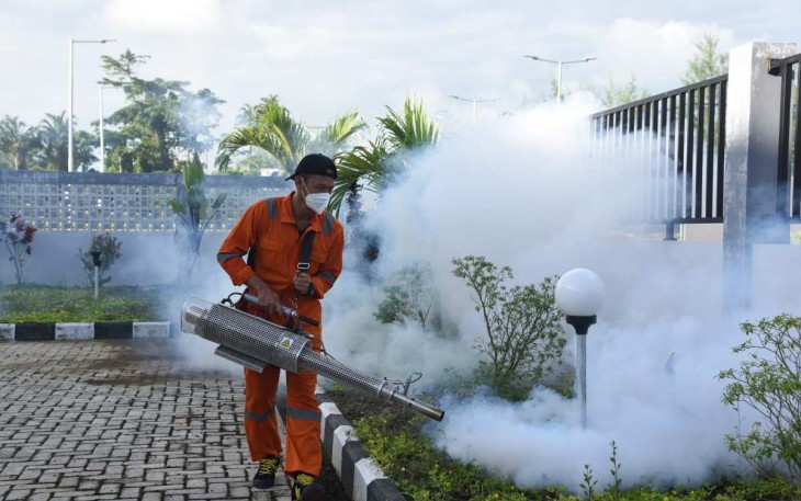 Prajurit Koarmada III fogging di wilayah kesatuan, Sabtu (17/2)