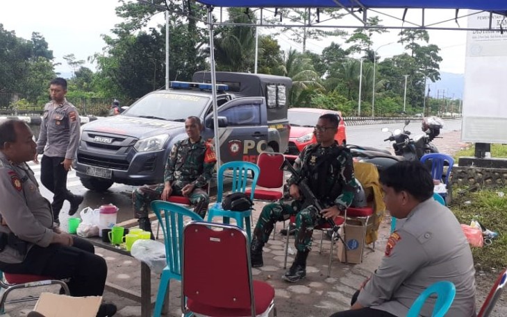 Babinsa Koramil Kuala Kencana Bersama Pihak Kepolisian Siap Amankan Rapat Pleno Pemilu 2024 Tingkat Distrik Kuala Kencana