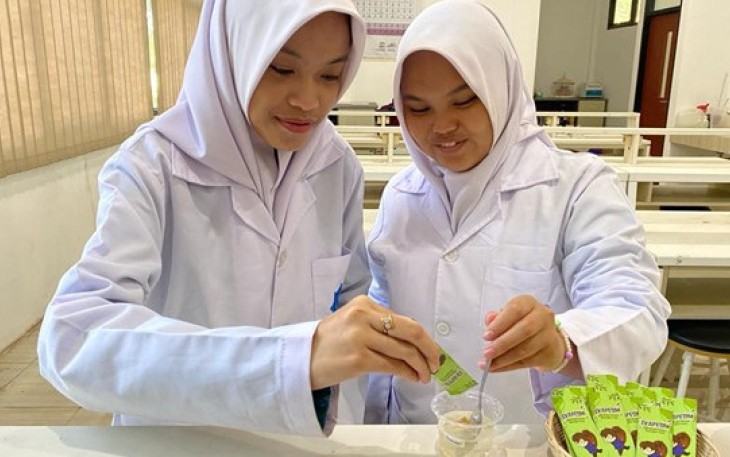 Dua Siswa MAN IC Tanah Laut 