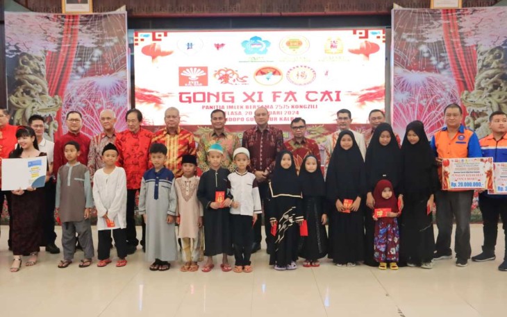 Foto Bersama Perayaan Imlek Bersama Tahun 2575 Kongzili di Pendopo Gubernur Kalbar