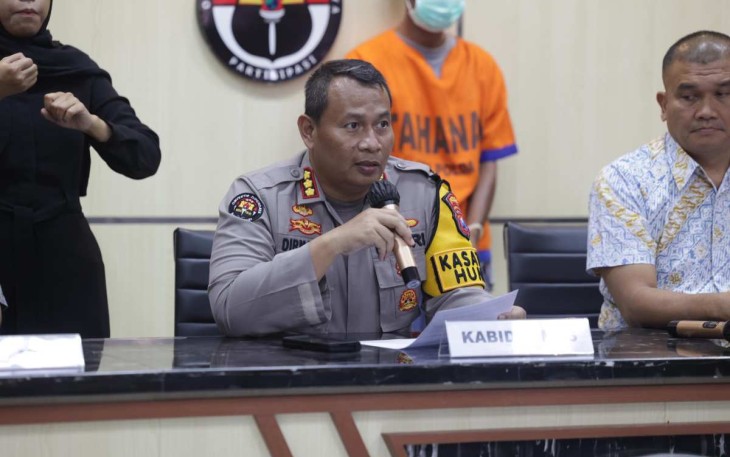 Kabid Humas Polda Jatim Kombes Dirmanto saat memberikan keterangan pers 