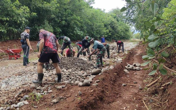 Jalan Perintis Desa Panaikang Program TMMD Kodim Gowa