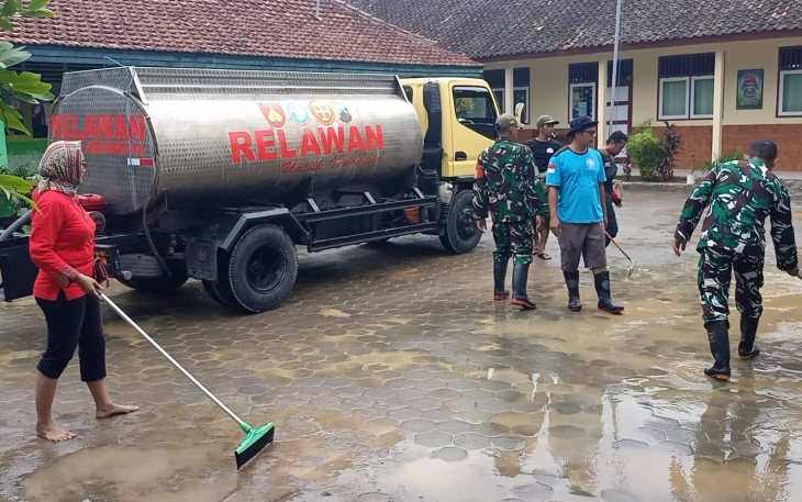 Pembersihan lumpur pasca banjir